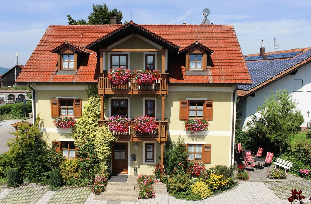 Gaeste-Haus Roesch Wiesent Exteriér fotografie